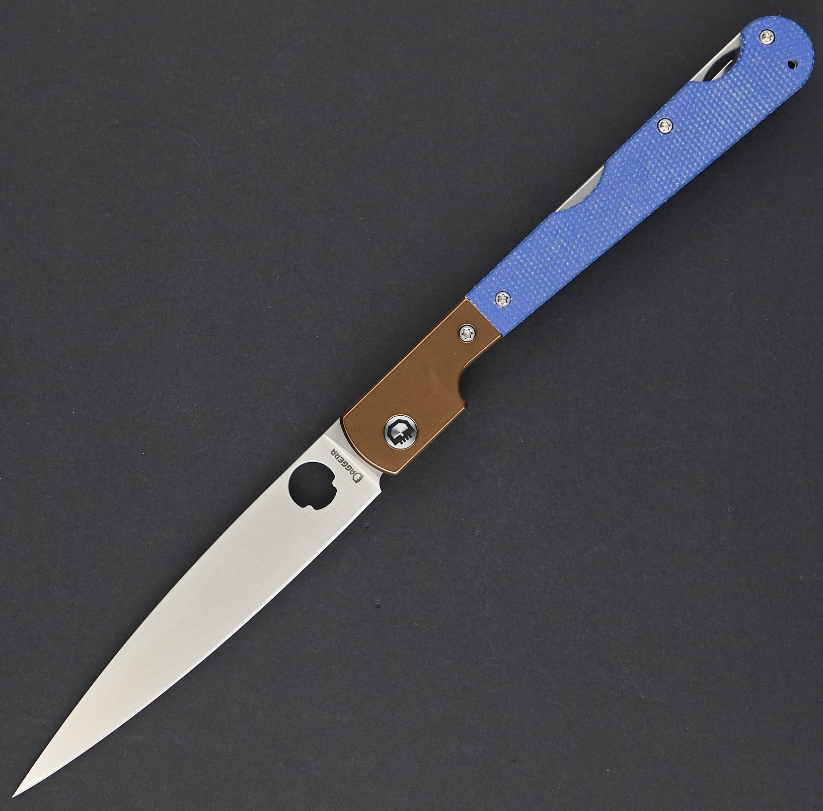Складной нож Daggerr Corso Blue Micarta Satin, сталь VG-10, рукоять микарта синяя
Складной нож Daggerr Corso Blue Micarta Satin, сталь VG-10, рукоять микарта синяя