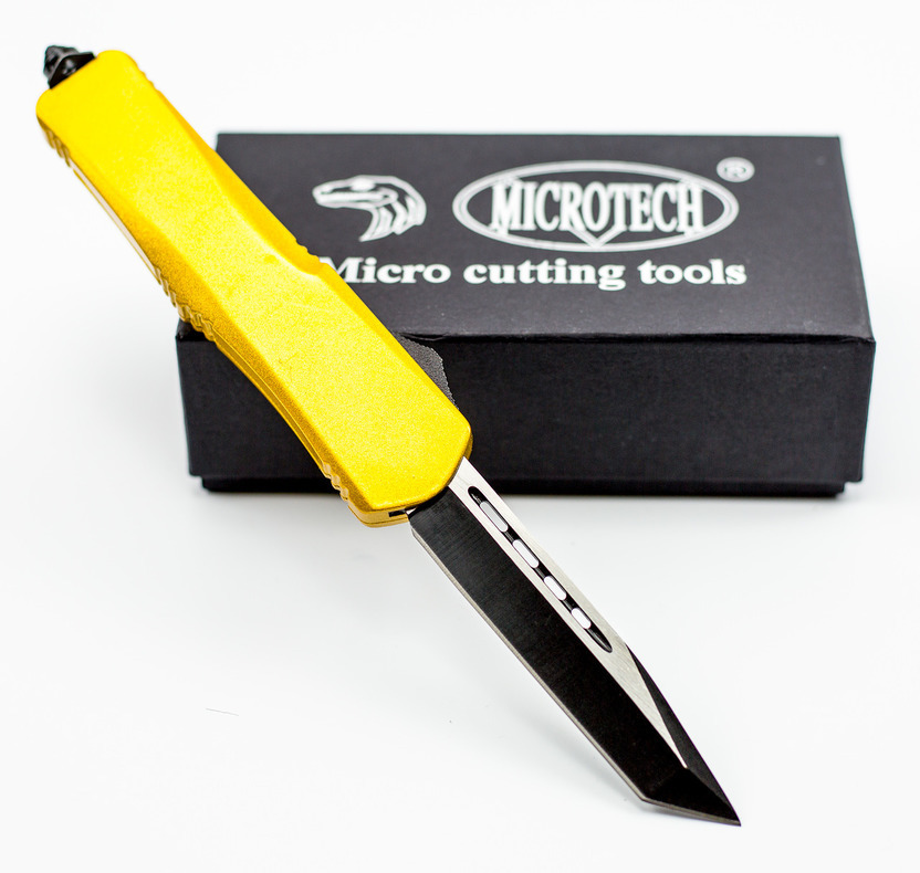 Нож выкидной Microtech Troodon Gold Нож выкидной Microtech Troodon GoldВыкидные и автоматические<br>Выкидной фронтальный нож Microtech Troodon является высококачественной репликой американского производителя. Быстрый фронтальный выброс клинка обеспечивается кнопкой, удобно расположенной под пальцем, после нажатия на которую происходит надежная фиксация лезвия. Автоматический складной нож Microtech фронтального выброса клинка имеет обоюдоострое стальное лезвие, крепкую нескользящую рукоять и клипсу для ношения на поясе или в кармане. Комплект дополнен нейлоновым защитным чехлом. Реплика ножа Microtech (Микротек) – это удачное соединение стильного дизайна и высокой функциональности.<br>