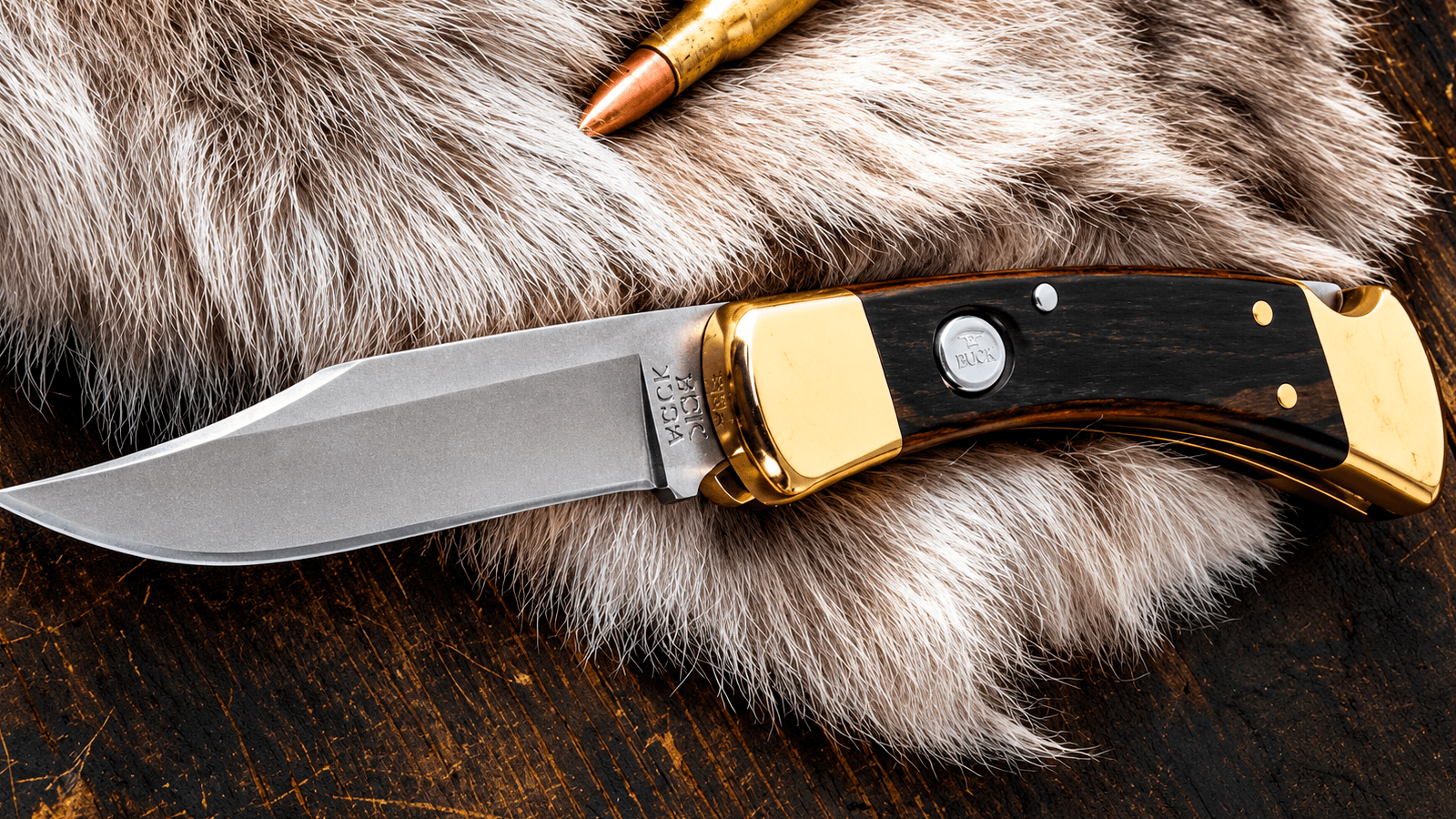 Ножик Buck лежит на шубе Ножик Buck лежит на шубе