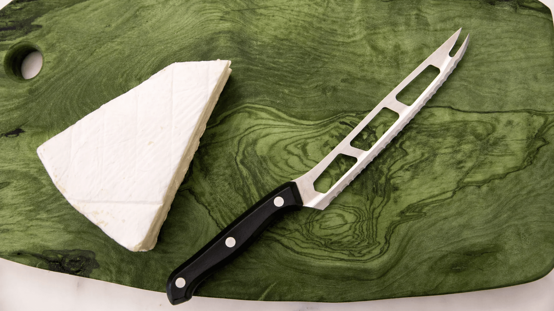 Кухонный нож для сыра и масла Victorinox на столе Кухонный нож для сыра и масла Victorinox на столе