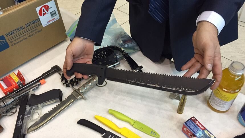 Чего только не изымает служба безопасности аэропортов Чего только не изымает служба безопасности аэропортов