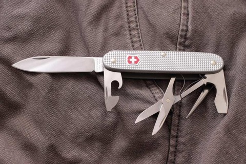 Складной нож Victorinox Pioneer - всегда в тренде!