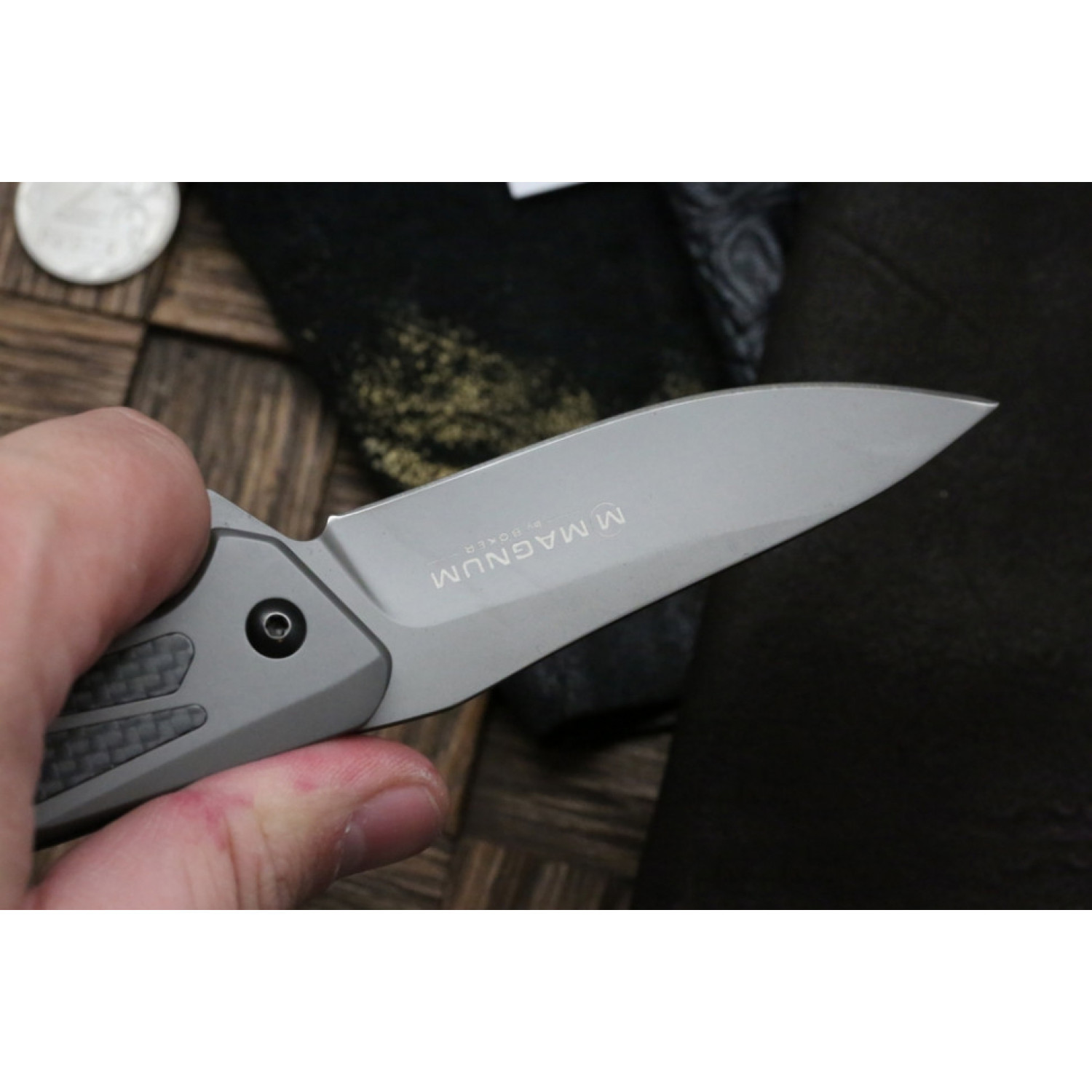 Складной нож Magnum Olisar - Boker 01RY847, сталь 440A Titanium Nitride, рукоять нержавеющая сталь/карбон - фото 5