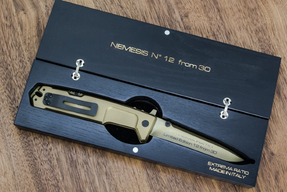 фото Складной нож extrema ratio nemesis gold limited, сталь bhler n690, рукоять антикородал (алюминиевый сплав), золотой цвет