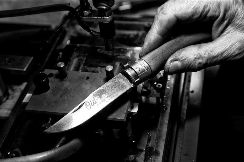 Складной нож Antonini Old Bear® Black Laminated Wood & Italian Tricolor Flag L, сталь 420, рукоять стабилизированная древесина от Ножиков