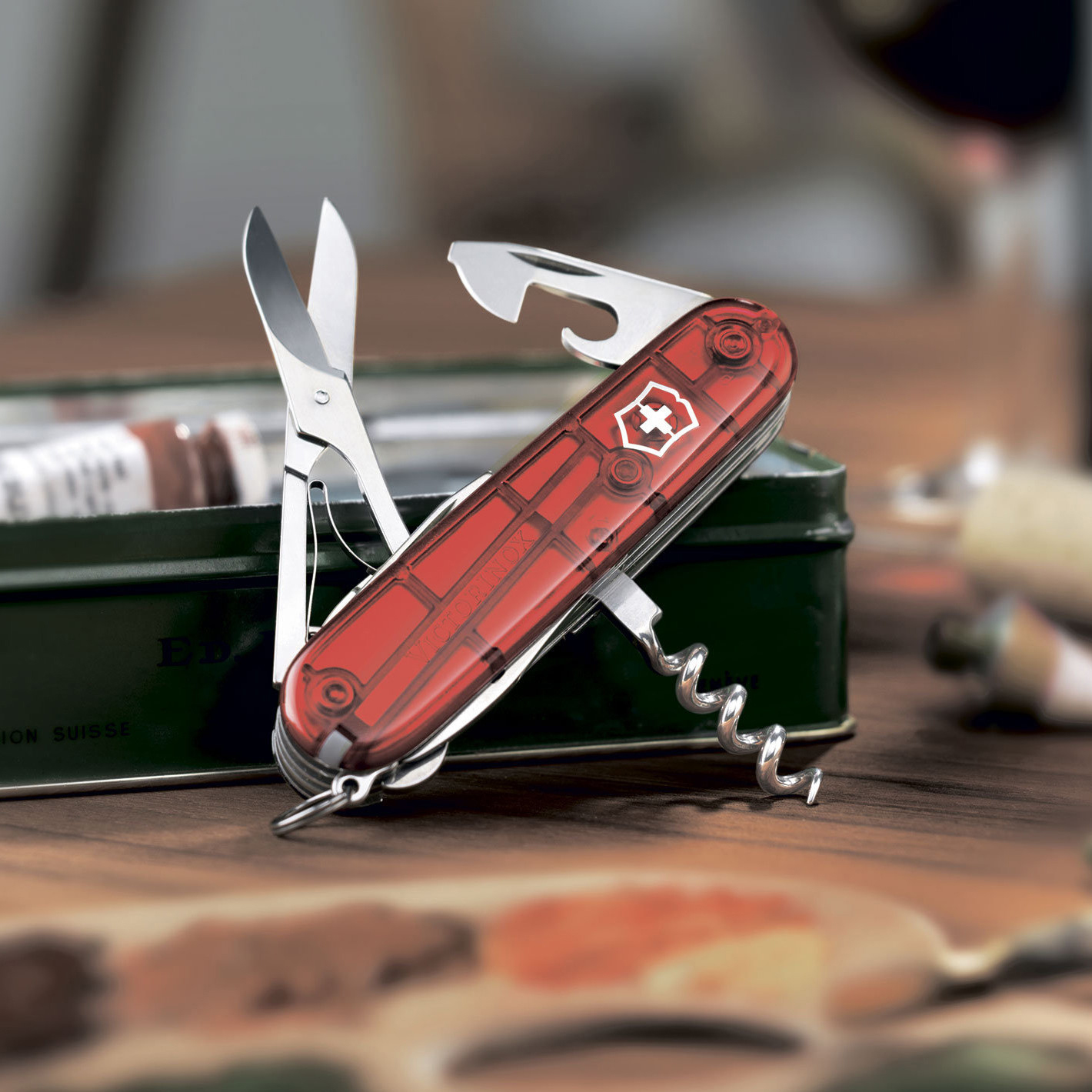 фото Нож перочинный victorinox huntsman, сталь x55crmo14, рукоять cellidor®, полупрозрачный красный