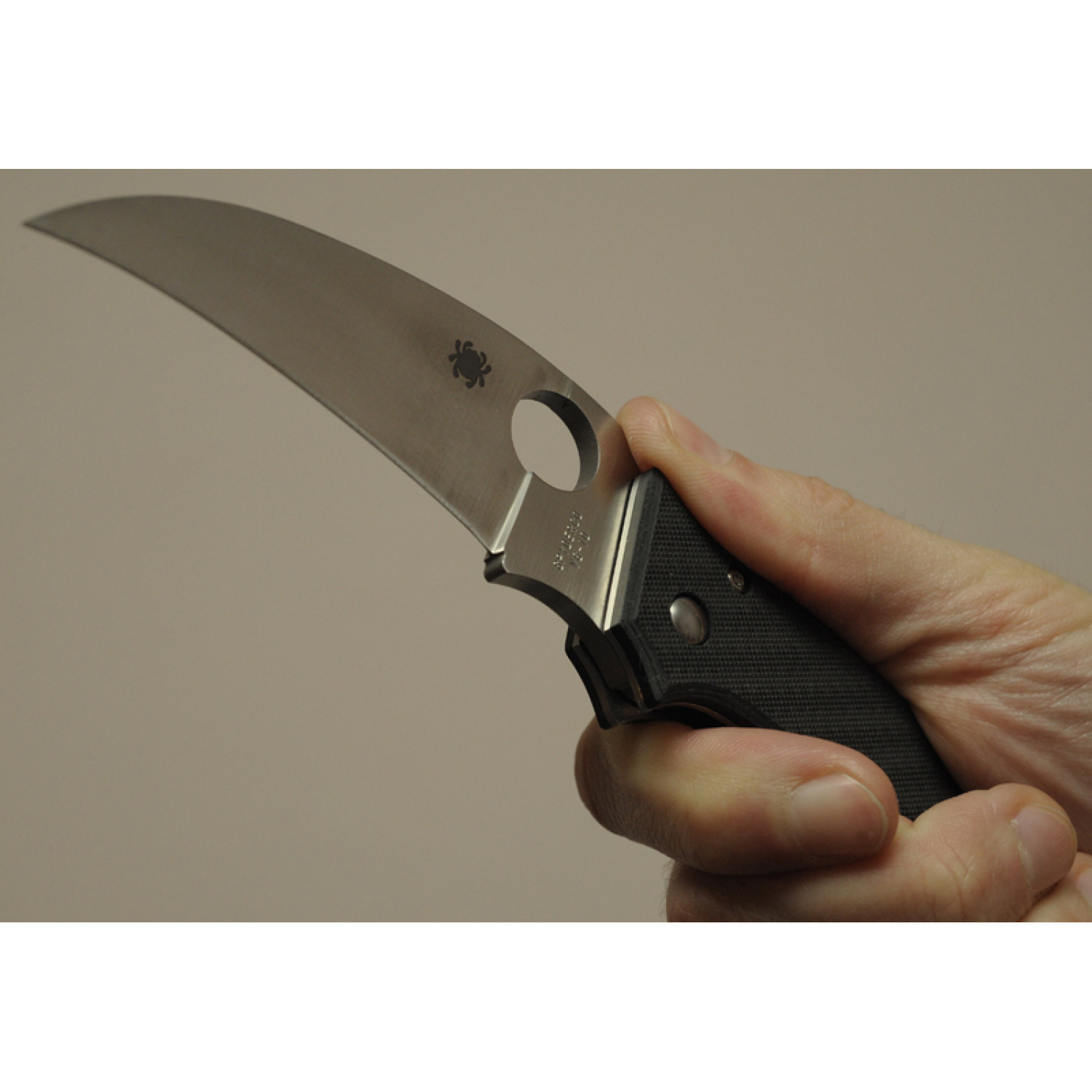 фото Нож складной superhawk spyderco 116cfp, сталь vg-10 satin plain, рукоять карбон, чёрный