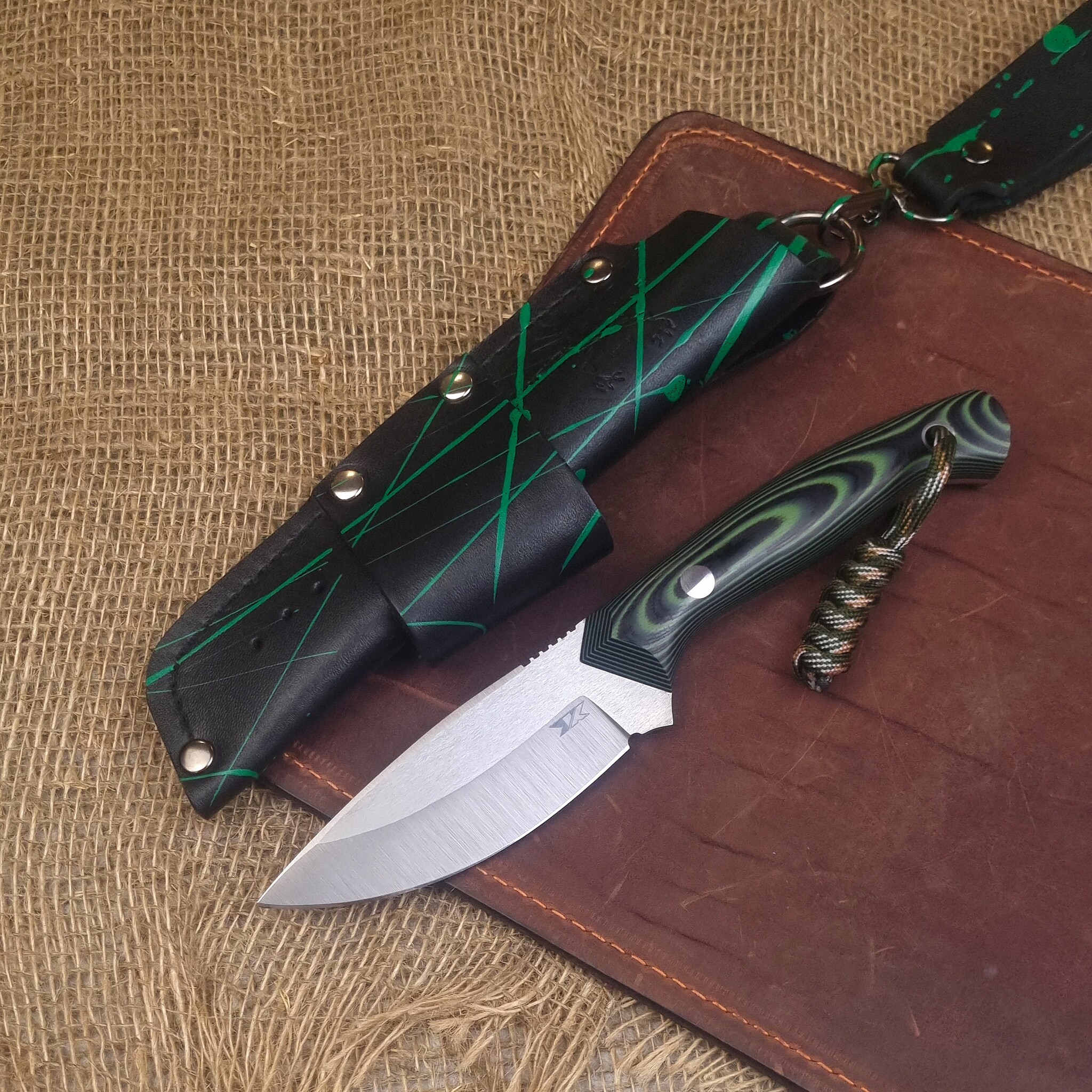 Нож Пиранья, сталь N690, рукоять G-10 черно-зеленая с паракордом