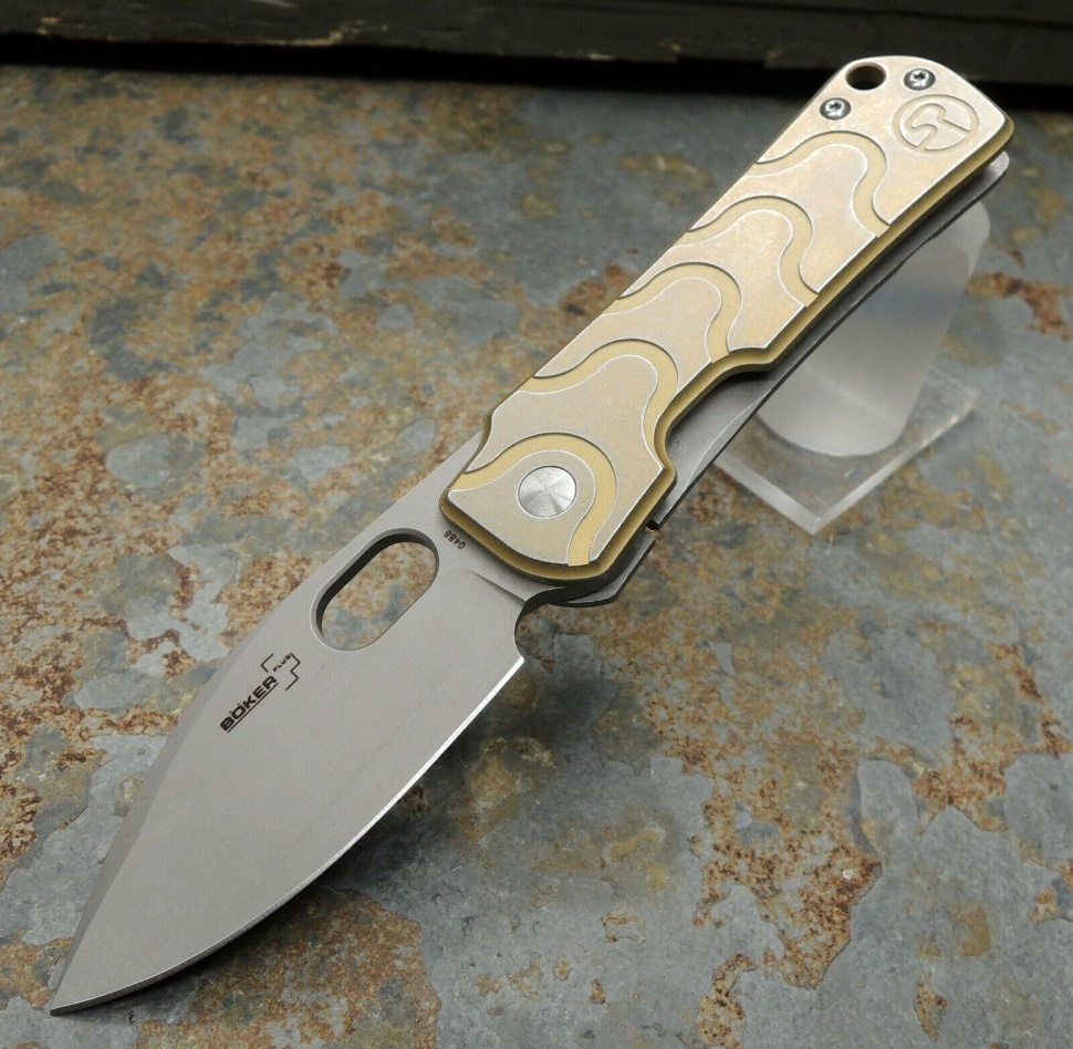 Нож складной Boker Plus Serge Panchenko Design Gust, сталь D2 Stonewash Plain, рукоять нержавеющая сталь, золотой цвет, 01BO082 - фото 2