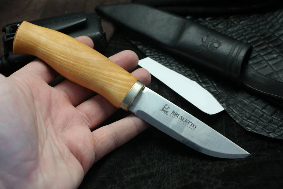 Нож с фиксированным клинком Brusletto, сталь Sandvik 12C27, рукоять карельская береза, с чехлом от Ножиков