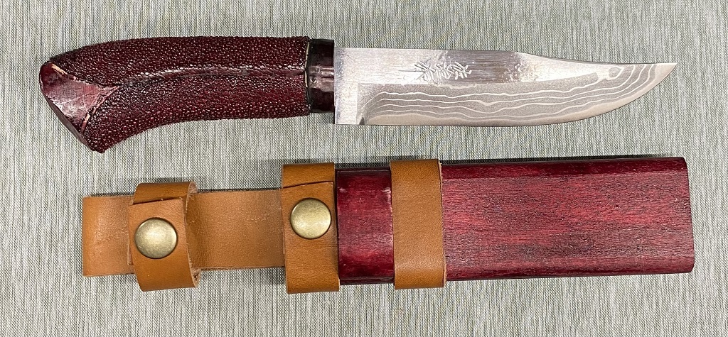 Нож Takeshi Saji Akabi, сталь Shirogami Hitachi (White steel) Layered Damascus, рукоять красное дерево, кожа ската - фото 1