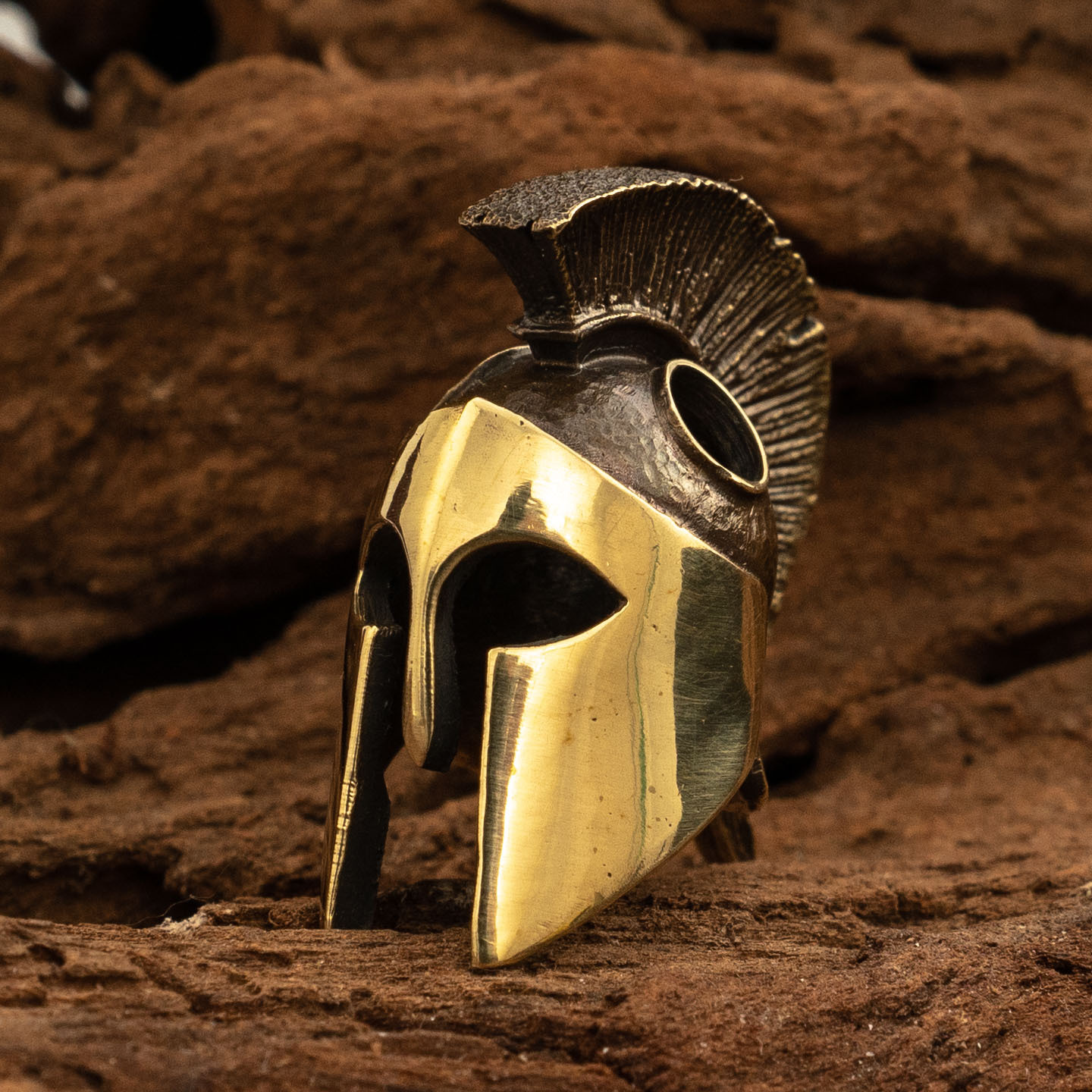 фото Бусина для темляка спартанский шлем артефакт