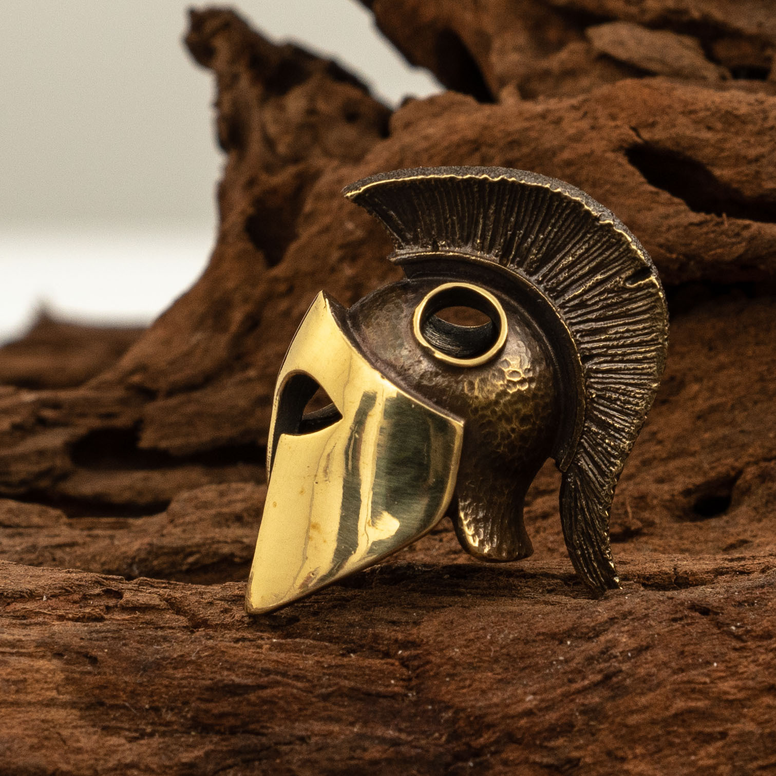 фото Бусина для темляка спартанский шлем артефакт