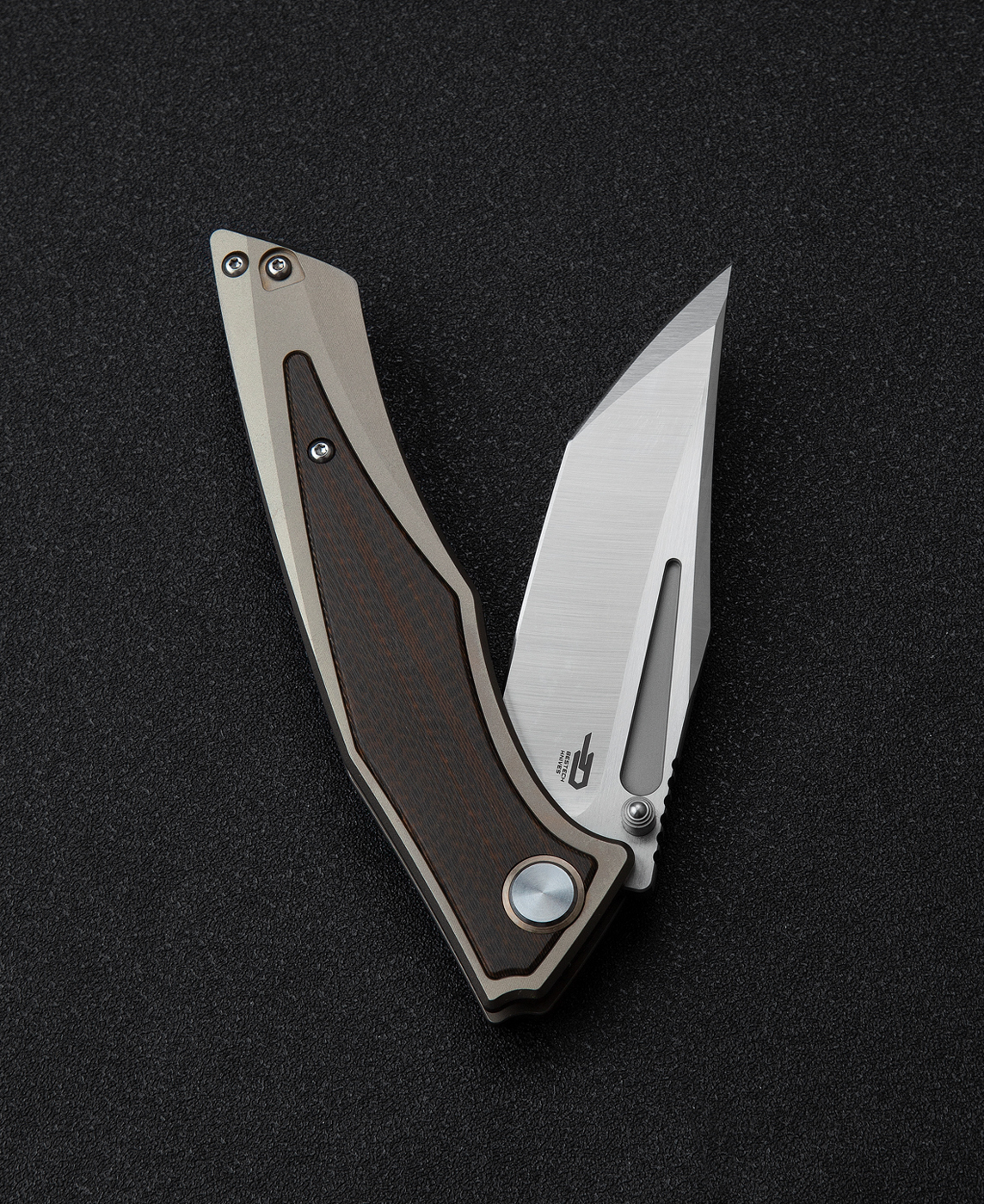 Складной нож Bestech Togatta, сталь M390, рукоять титан/карбон - фото 3