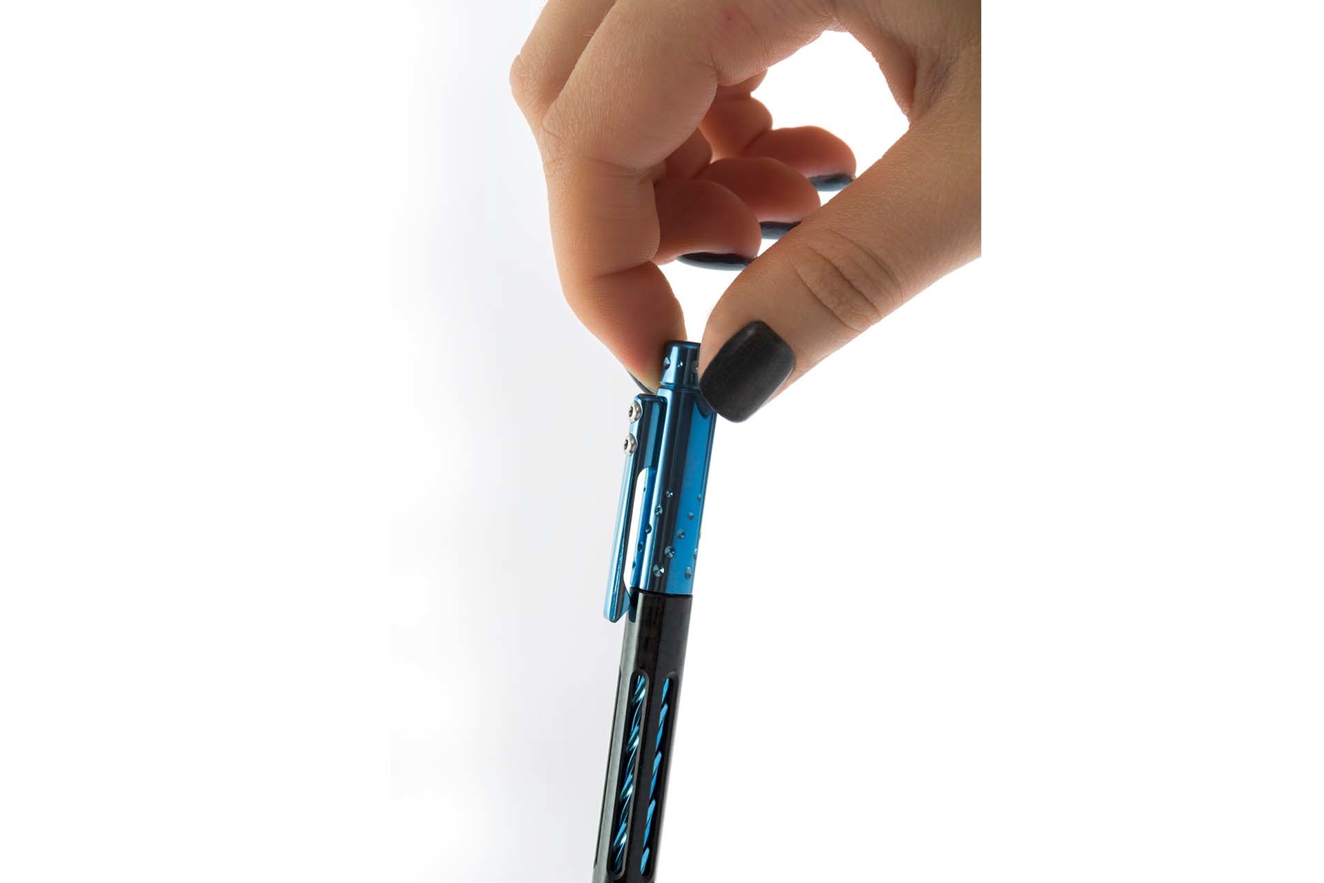 Тактическая ручка Lionsteel Nyala, корпус карбон/титан, Blue Shine. Фото №2