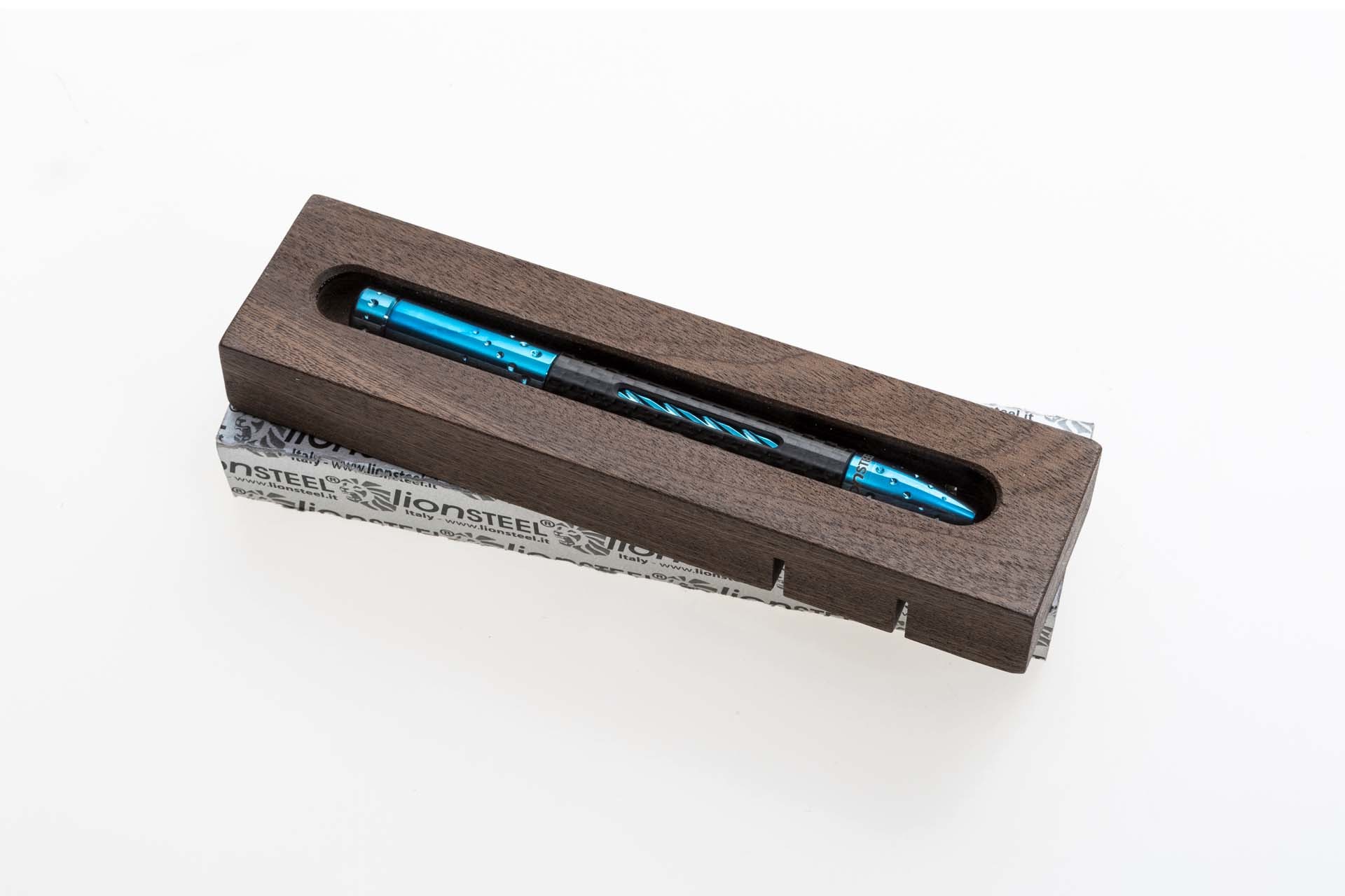 Тактическая ручка Lionsteel Nyala, корпус карбон/титан, Blue Shine. Фото №6