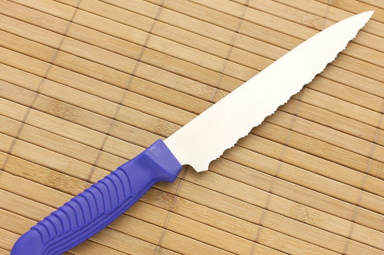 фото Нож кухонный универсальный spyderco utility knife k04sbl, сталь mbs-26 serrated (spyderedge) 16.5 см, рукоять полипропилен, синий