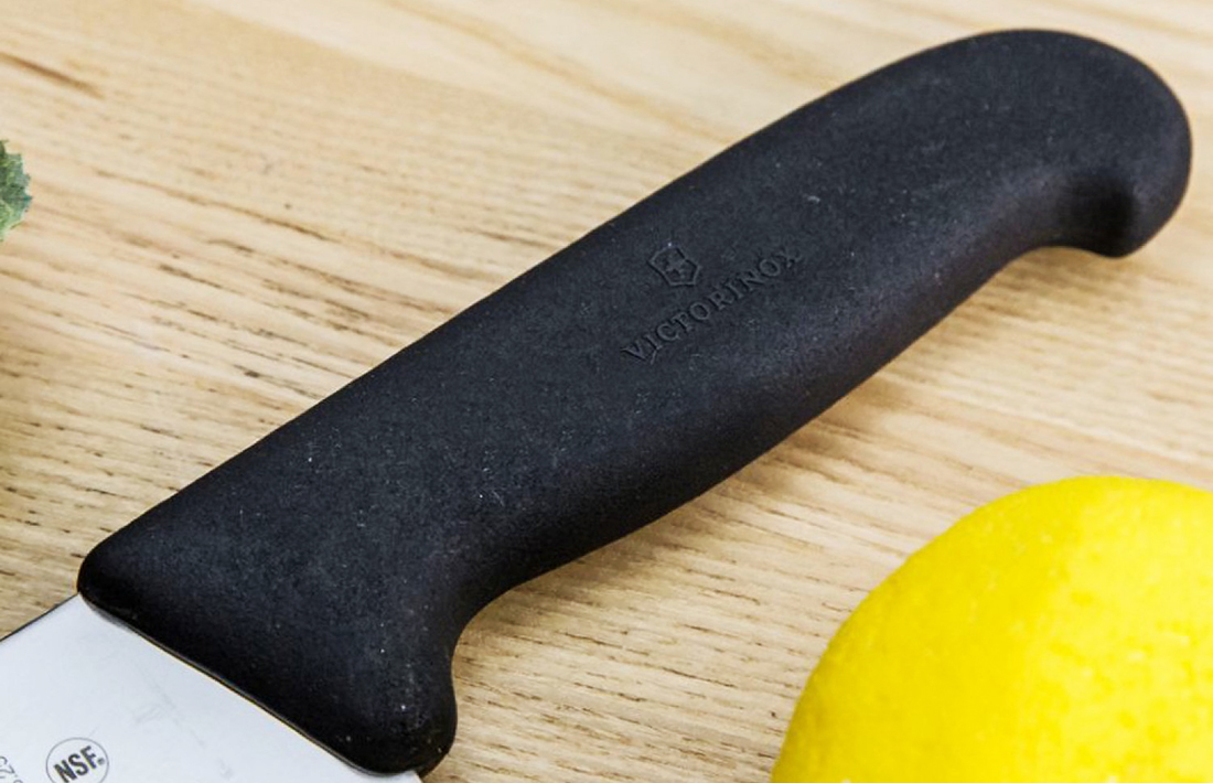 Кухонный разделочный нож Victorinox с широким лезвием, сталь X55CrMo14, рукоять полипропилен, черный от Ножиков