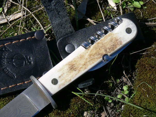 фото Многопредметный нож в ножнах окопник (егерский), сталь дамаск, рукоять рог фабрика баринова